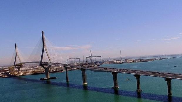 Instalan dos estaciones de control de emisiones a ambos lados del segundo puente de Cádiz