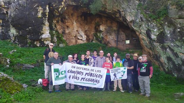 Marchas en Almadén de la Plata para reivindicar el potencial de caminos públicos de Sierra Morena