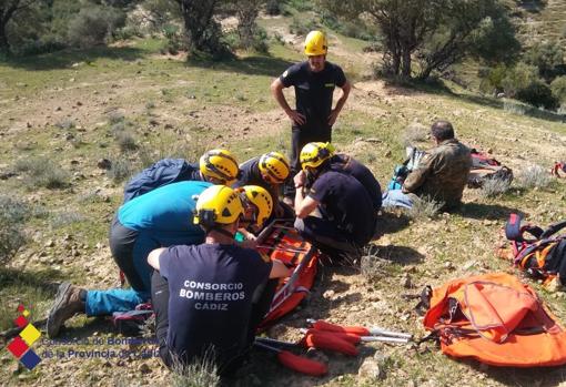 Rescatan a un hombre accidentado mientras buscaba espárragos en El Gastor