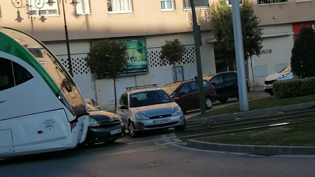 Los vecinos de San Fernando cuestionan la seguridad del Tranvía de la Bahía