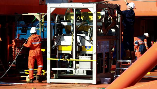 Rescatan con hipotermia a un joven que intentaba cruzar el Estrecho a nado en una rueda