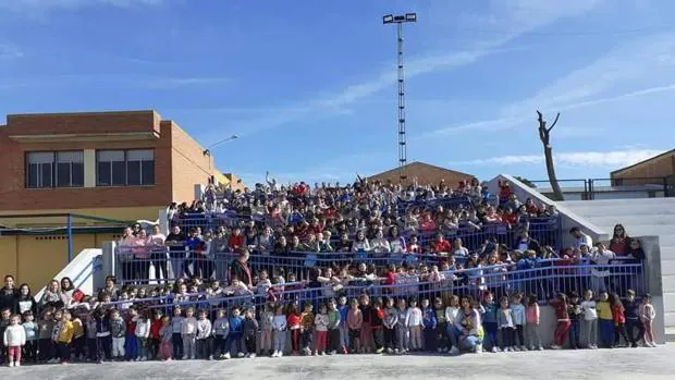 Foto de familia para responder a la polémica por la rampa del CEIP San Mateo de Alcalá