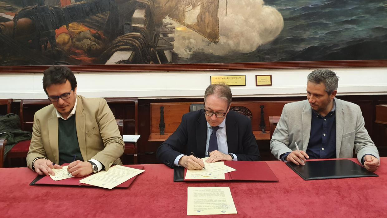 Momento de la firma en el Ayuntamiento de Cádiz.