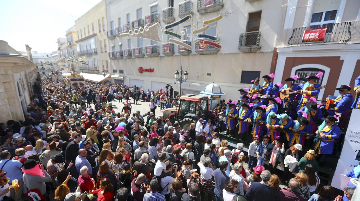 Ambiente en las calles de Cádiz durante un día de Carnaval