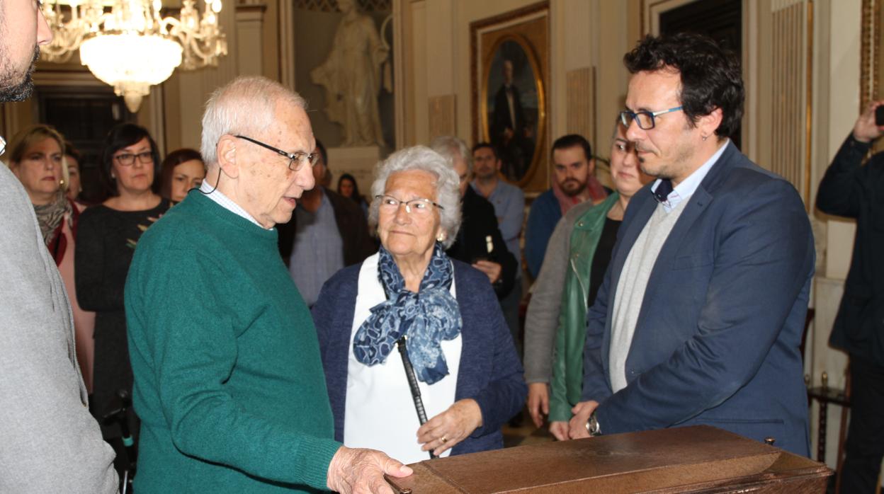 El alcalde entrega los restos del represaliado a sus descendientes.