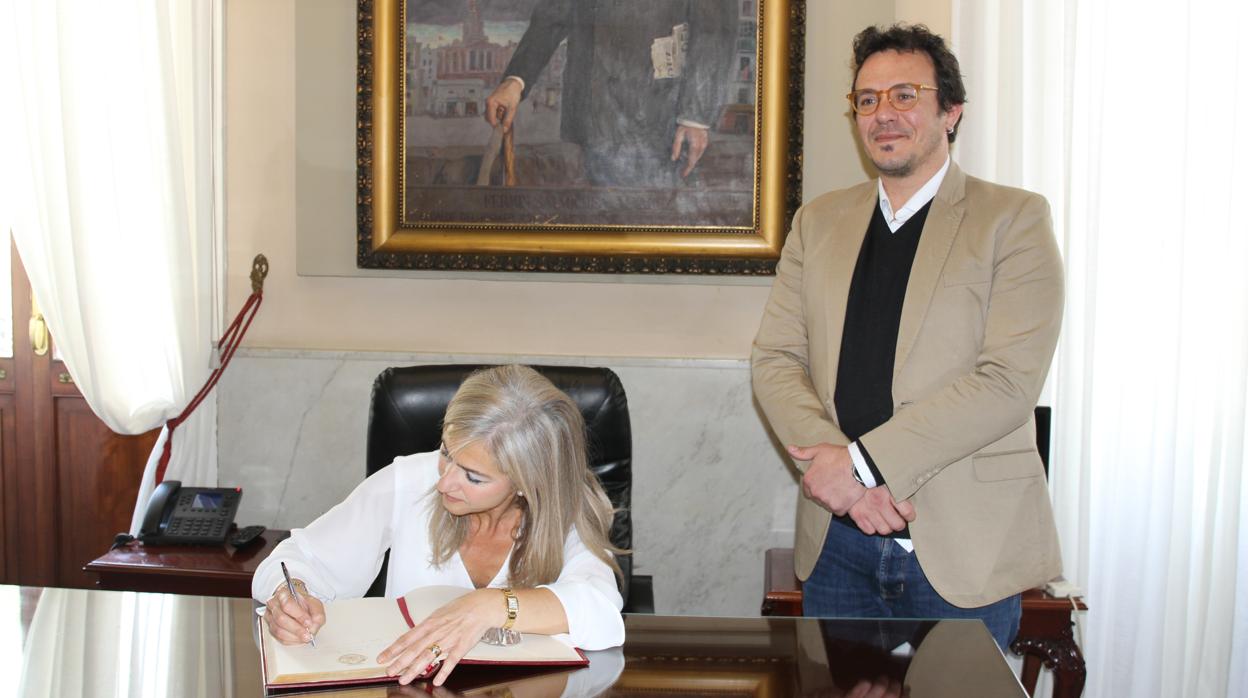 La consejera de Cultura, Patricia del Pozo, firmando en el libro de honor en Alcaldía.