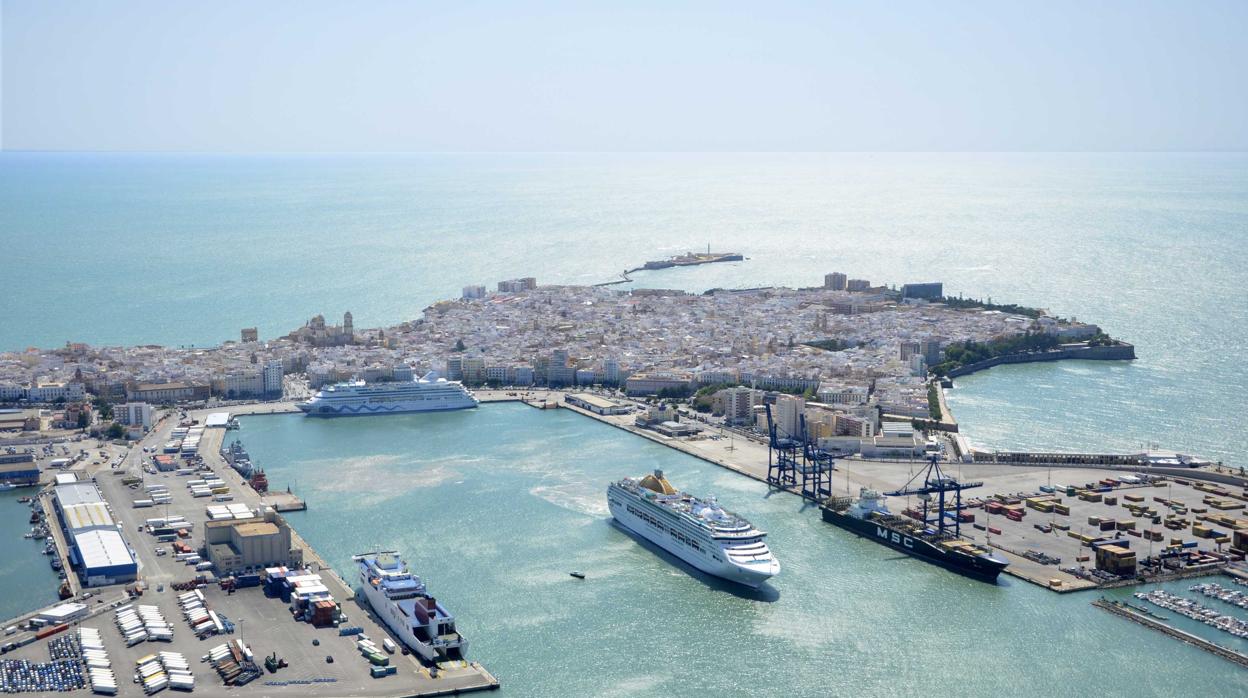 Un crucero saliendo del muelle de Cádiz