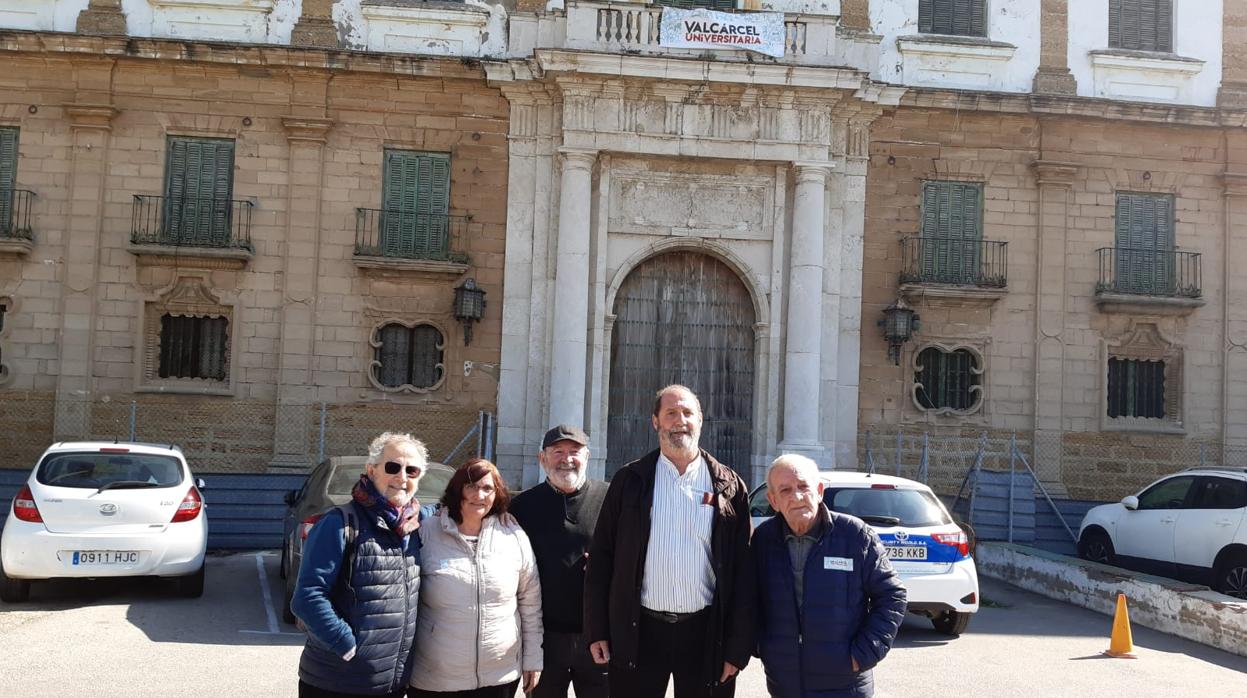 Representantes de la plataforma ciudadana, ante el edificio.