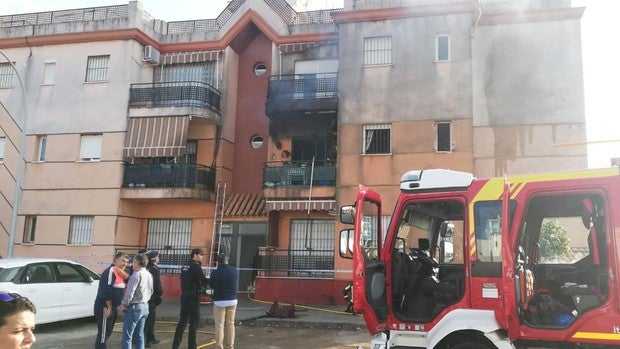 Dos vecinos de Lora rescatan a una joven de un incendio subidos a una excavadora