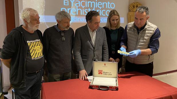 ¿Cómo ha acabado un hacha de cobre de los Alpes de hace cinco mil años en Valencina de la Concepción?