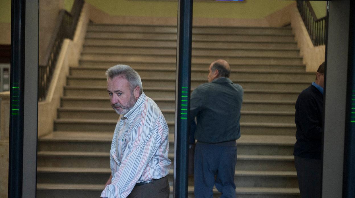 El exalcalde de Burguillos José Juan López en el arco de seguridad de de la Audiencia