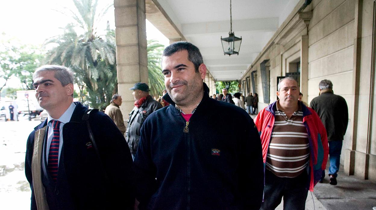 El exalcalde de La Algaba, José Luis Vega, saliendo de los juzgados en 2010