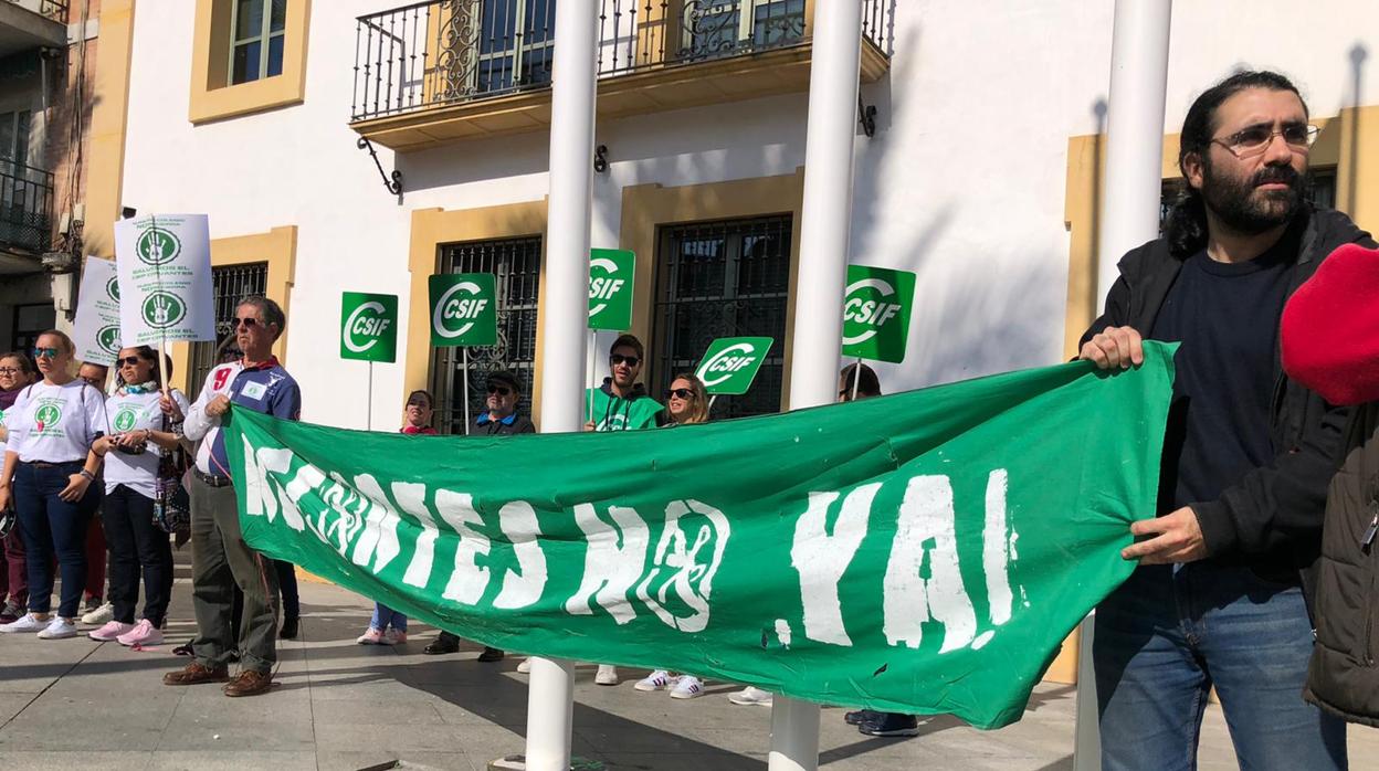 Manifestación en la puerta del ayuntamiento de Dos Hermanas