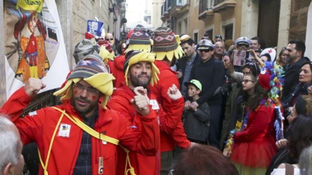 Esquinas y tablaos para escuchar el Carnaval oficial y el más canalla