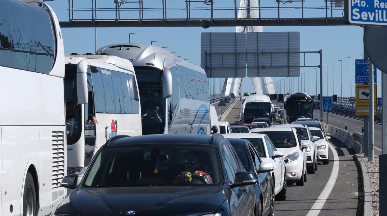 Retenciones en el segundo puente de acceso a Cádiz