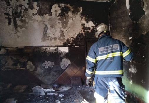 Un incendio calcina el interior de un chalet en Chiclana