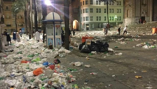 El primer fin de semana de carnaval deja casi 280 toneladas de basura en Cádiz