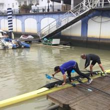 José Antonio Martín prepara una embarcación en Puerto Gelves