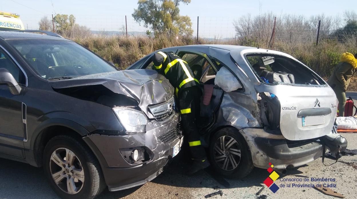 Heridas dos personas en un choque entre dos vehículos en la A-393 en Arcos