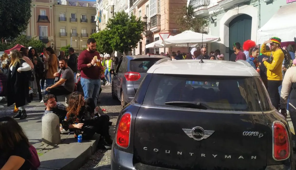 Atascos, descontrol de venta ambulante, coches por zonas peatonales, un fin de semana de Carnaval «caótico»