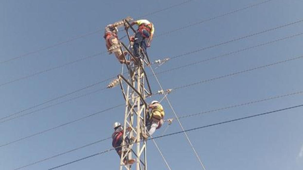 El Parlamento andaluz respalda la instalación de una segunda línea eléctrica en Puerto Serrano