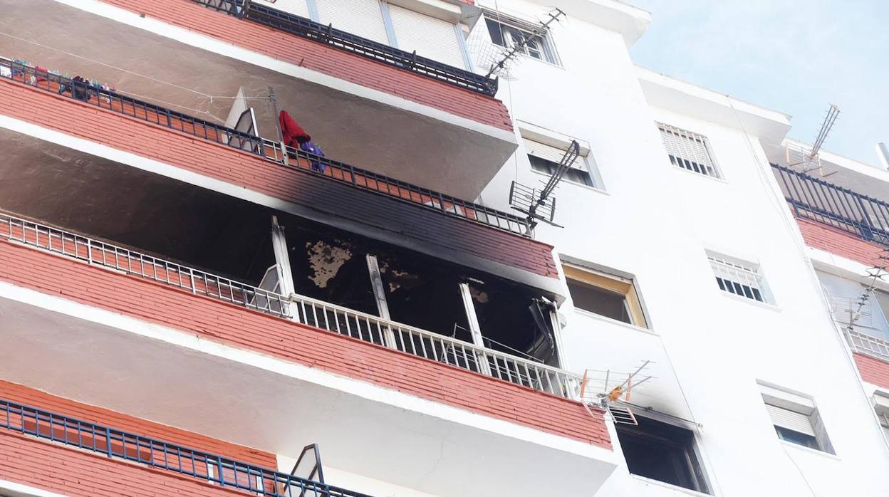 El incendio ha tenido lugar en un bloque de viviendas de la calle 28 de Febrero en San Juan de Aznalfarache