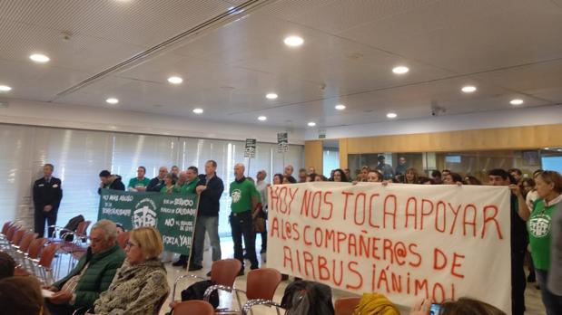 Los interinos de la Diputación protestan en demanda de la suspensión de las Ofertas Públicas de Empleo