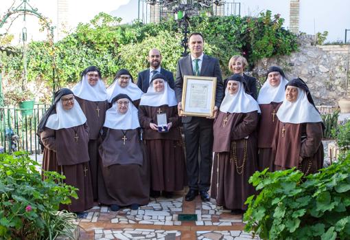 Una representación municipal encabezada por el alcalde, con las hermanitas de la cruz de Lebrija