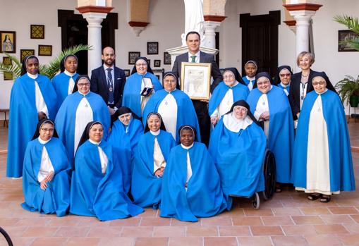 Alcalde y delegados municipales con las monjas concepcionistas en el patio del convento