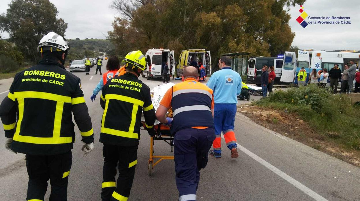 Los bomberos y sanitarios del 061 socorrieron a los heridos del accidente.