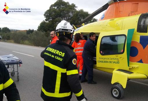 Dos personas graves tras el choque frontal de dos vehículos en la A-372 en Arcos