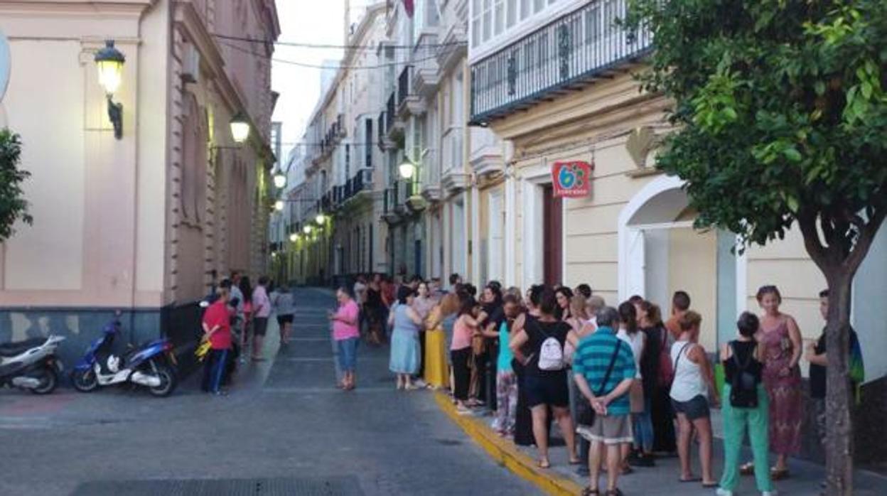 Colas en Servicios Sociales en Cádiz