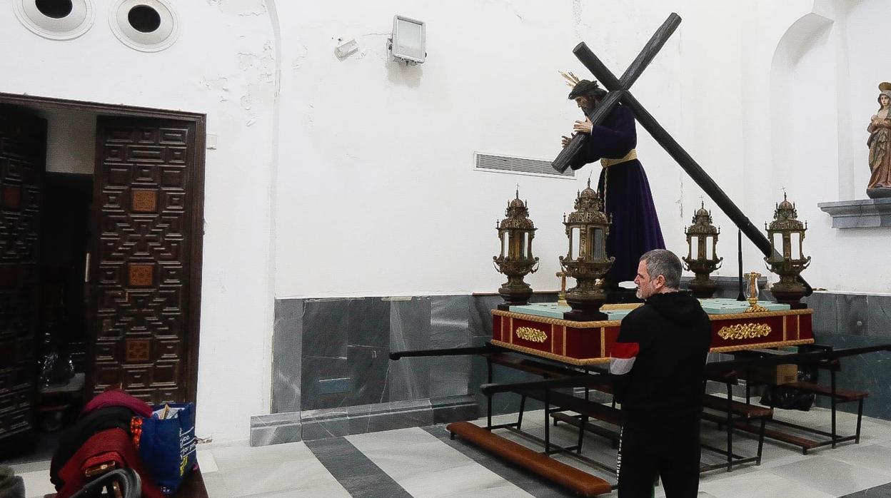 Preparativos previos al Vía Crucis este domingo.