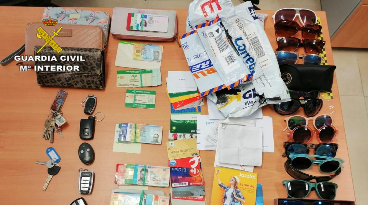 La pareja está acusada de robar todo este material del interior de los vehículos