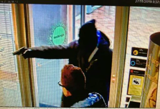 Ambos atracadores en el robo de Chiclana. Imagen de las cámaras de seguridad.