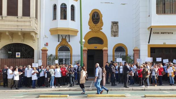 Parcelistas del Sector F de Almensilla protestan ante la sede del PSOE porque el conflicto «ha empeorado»