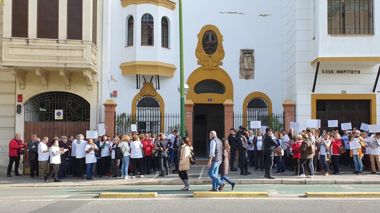 Protesta de los vecinos del Sector F de Almensilla ante la sede provincial del PSOE