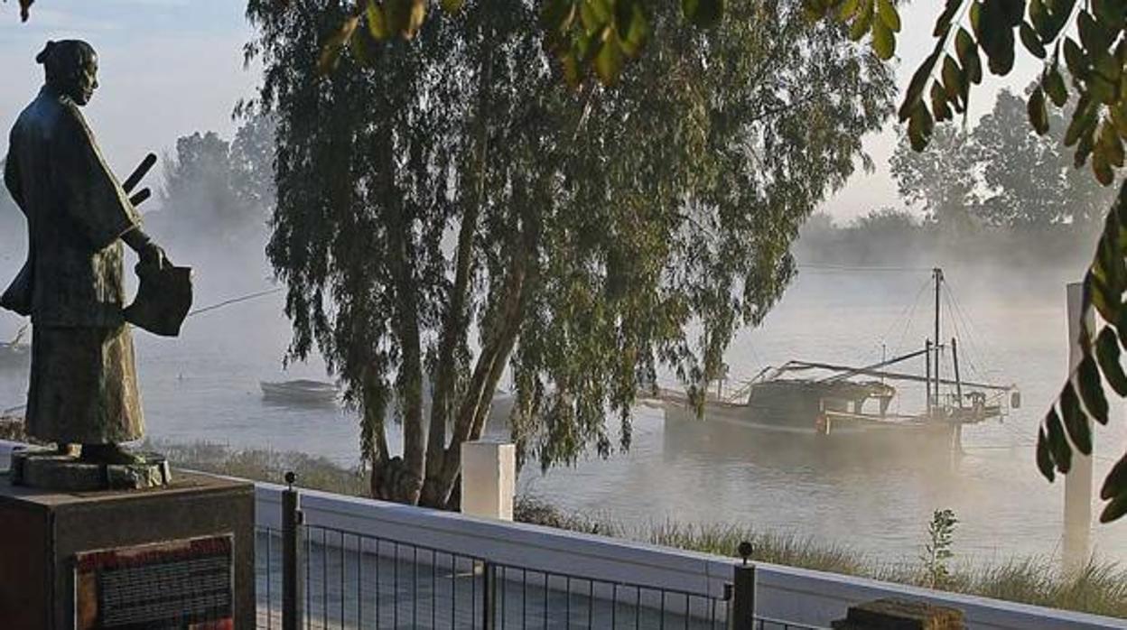 Paseo Carlos de Mesa de Coria del Río junto al río Guadalquivir