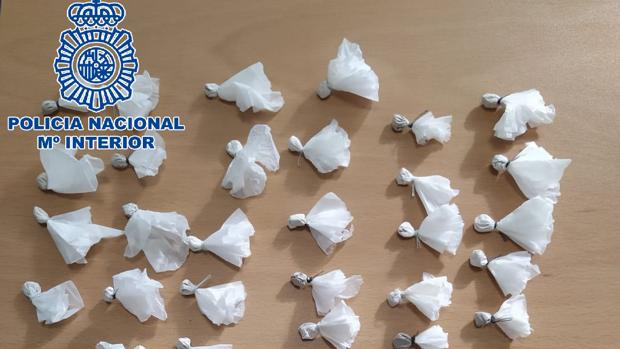 Dos detenidos en Sanlúcar por tráfico de drogas cuando portaban papelinas de cocaína