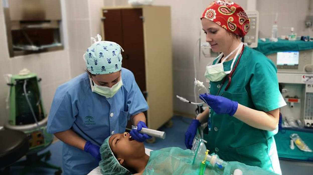 Profesionales de los hospitales de Algeciras y Jerez ofrecen atención médica en el Sáhara