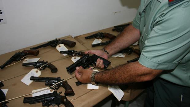 La Guardia Civil subastará 469 lotes de armas en Cádiz