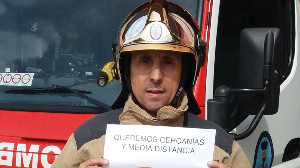 J.M.G.G.., bombero del Ayuntamiento de Sevilla apoyando la campaña «Cercanías Guadalcanal»