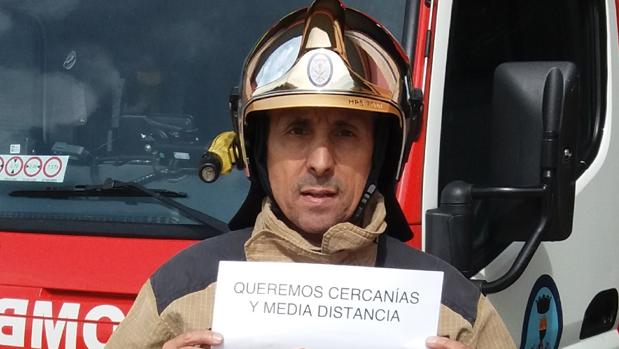 El Ayuntamiento de Sevilla expedienta a un bombero por una foto de apoyo a «Cercanías Guadalcanal»