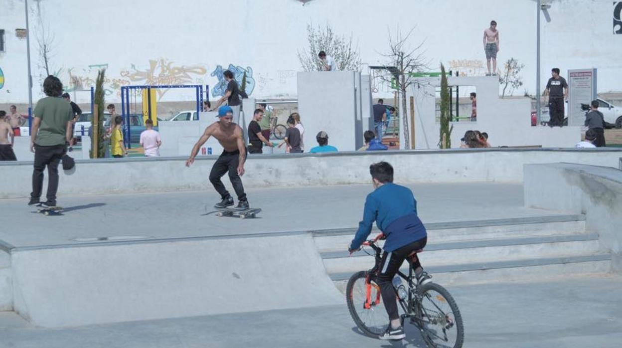 Son casi dos mil metros cuadrados dedicados a deportes como el patinaje, parkour y la calistenia