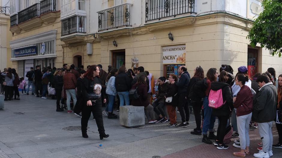 Vídeo: Grandes colas en Cádiz para conseguir un topolino gratis de Los italianos