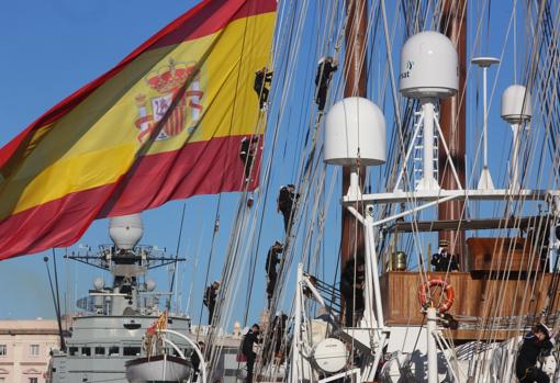 Militares embarcados en Elcano, atracado en Cádiz, antes de zarpar a un crucero de instrucción.