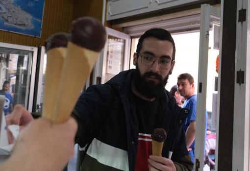 Este jueves cientos de personas han acudido hasta Los italianos para conseguir su helado