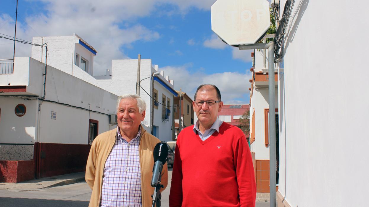 El delegado municipal de Seguridad Ciudadana, Francisco Cordero, y el alcalde, Francisco José Martínez, bajo una de las señales a sustituir