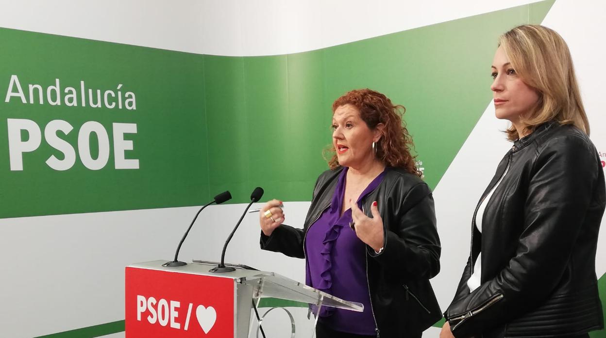 Araceli Maese y María Naval, en la sede del PSOE.