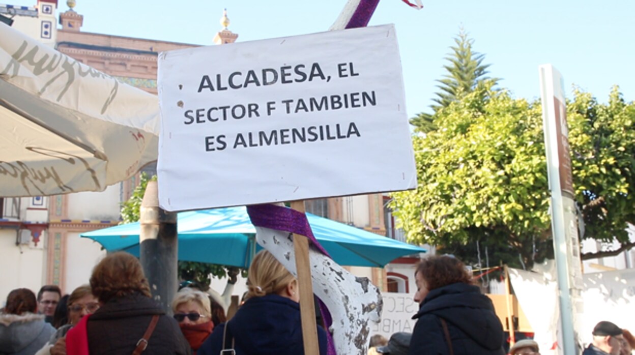 Protesta de los vecinos del Sector F de Almensilla a las puertas del Ayuntamiento